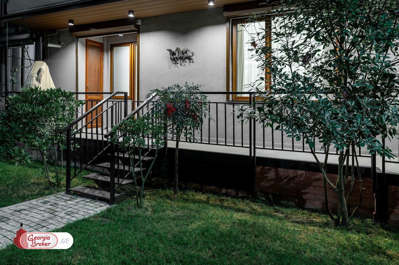 იყიდება ახალი გარემონტებული 4 ოთახიანი ბინა ვაკეში